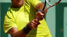 Argentinský tenista Juan-Martin Del Potro returnuje proti Francouzi Edouardovi Roger-Vasselinovi ve 2. kole French Open 2012.