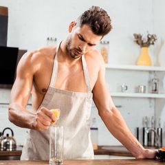 Sexy muž, kuchyň, vaření