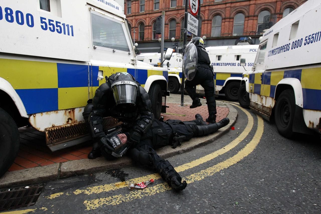 Jeden ze zraněných policistů při sektářských nepokojích v Belfastu