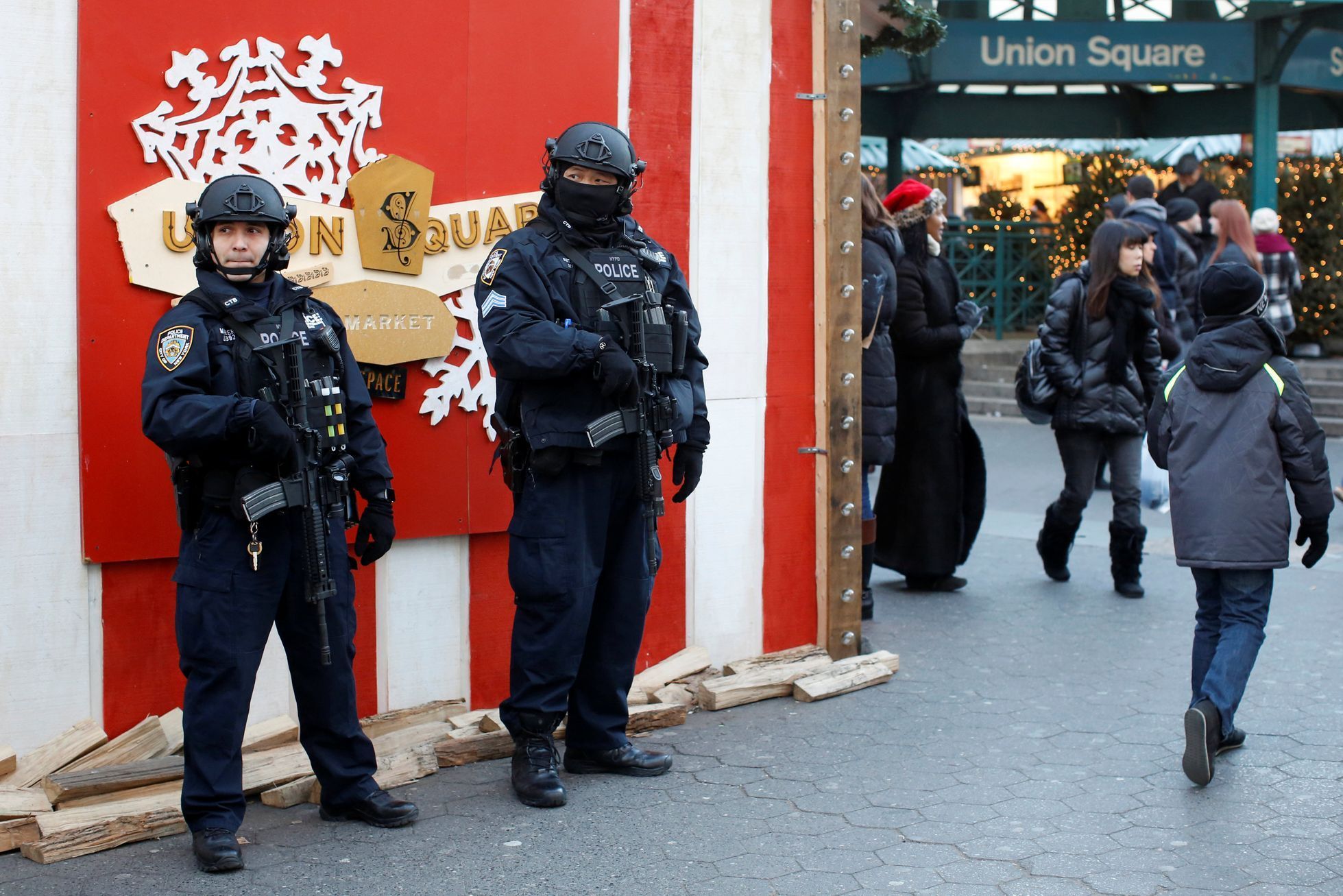 Vánoční trhy v New Yorku hlídá policie.