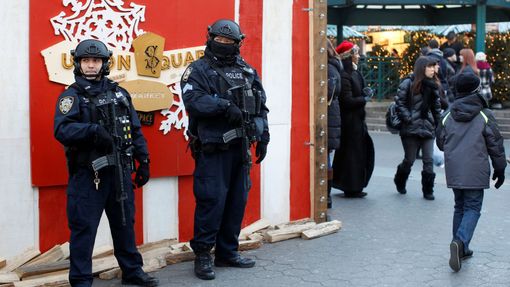 Vánoční trhy v New Yorku hlídá policie.