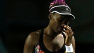 A naopak Venus Williamsová, někdejší světová jednička, skryla svoji hlavu do dlaní.