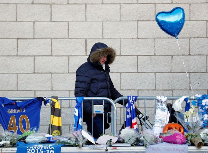 Fanoušci Leicesteru se loučili se zesnulým majitelem u stadionu