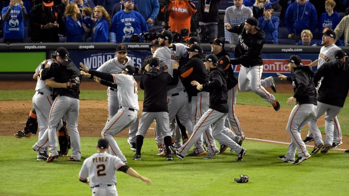 Baseballisté San Franciska Giants slaví vítězství ve Světové sérii.