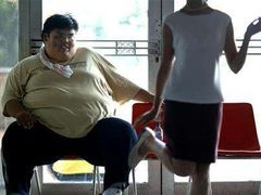 Tokio - Hodina tance pro obézní v Japonsku, kde se lidé učí zhubnout pomocí ladných pohybů.