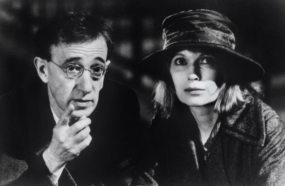 Woody Allen a Mia Farrowová ve filmu Stíny a mlha, 1991.