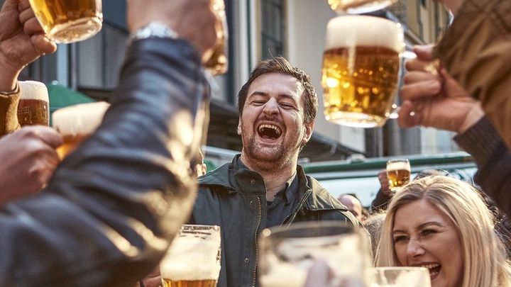 Balené pivo po Budvaru zdražuje i Staropramen. V zimě otestuje prodej teplého piva