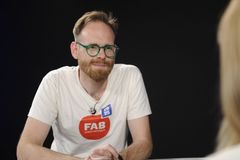 Výroba powerbanky ze zbytku e-cigaret. Kašpárek popisuje fungování otevřených dílen