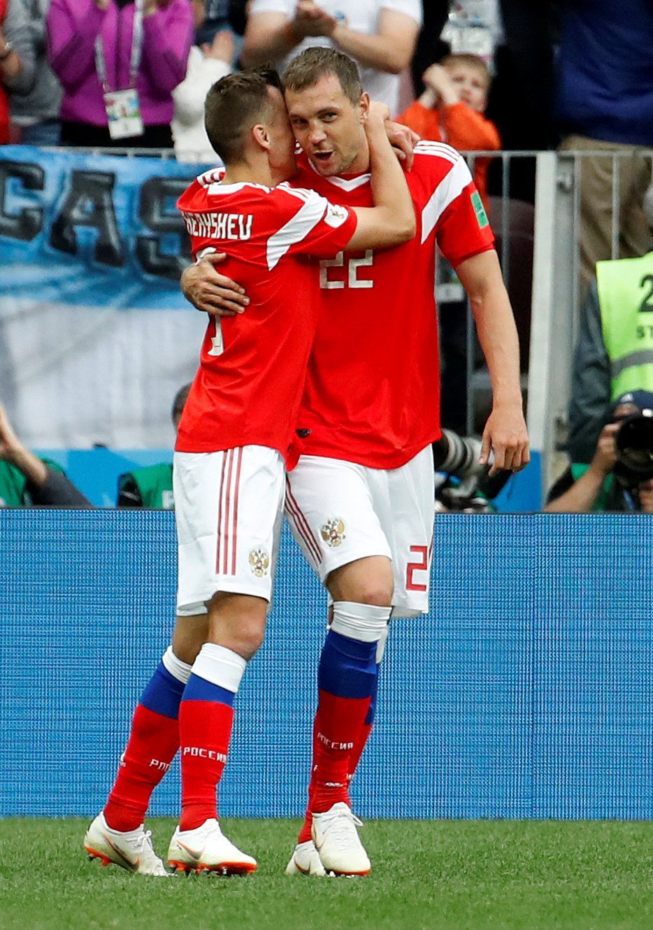 Denis Čeryšev z Ruska (vlevo) slaví gól na 4:0 v zápase se Saúdskou Arábií na MS 2018