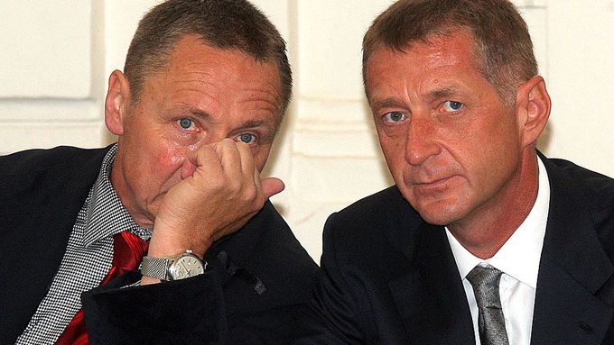 Advokát Vít Široký (vlevo) u soudu s Romanem Janouškem.