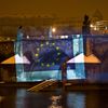 Greenpeace si posvítili na Pražský hrad