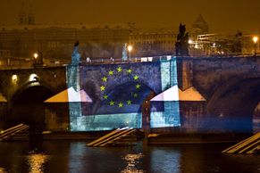 Greenpeace se pokusili umístit na Pražský hrad vlajku EU