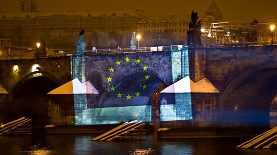 Greenpeace se pokusili umístit na Pražský hrad vlajku EU