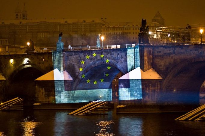 Greenpeace se pokusili ozářit Pražský Hrad vlajkou Evropské unie.