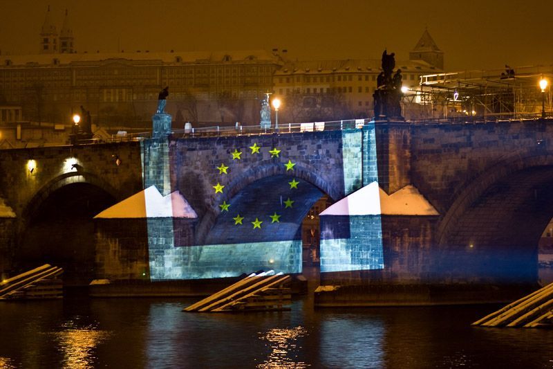 Greenpeace si posvítili na Pražský hrad