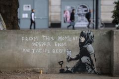 Končí zoufalství, začíná taktika. Banksy v Londýně reagoval na ekologické aktivisty