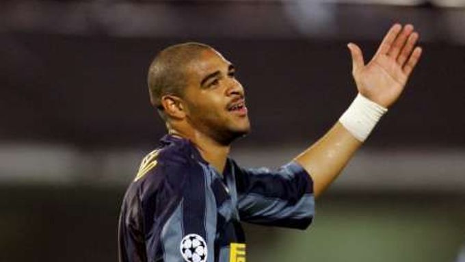 Adriano z Interu Milán gestikuluje úři zápase s Villarrealem.