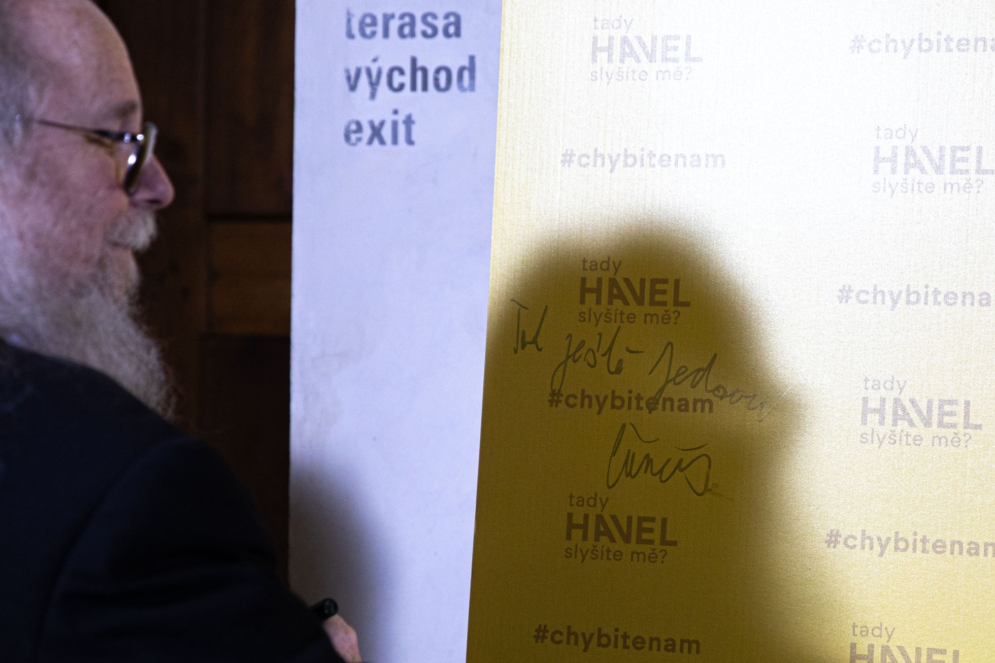 Slovenská prezidentka Zuzana Čaputová a český prezident Petr Pavel před promítáním filmu Tady Havel, slyšíte mě v Jízdárně Pražského hradu