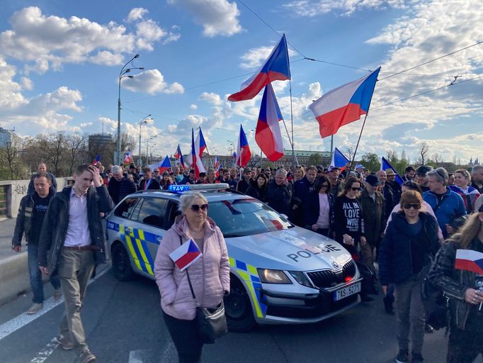 Po cestě stála policejni auta, která blokovala vedlejší silnice, aby průvod mohl jít po své trase.