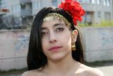 "Cikáni jdou do nebe" je nejen hudební balada o romském folkloru, ale i název divadelního a tanečního souboru, ve kterém sedmnáctiletá Sára vystupuje už několik let. Spolu s ostatními chce své diváky seznámit s původem romské kultury.