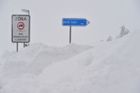 Sněhem odříznuté město. V Božím Daru jsou zapadané silnice, auta i domy