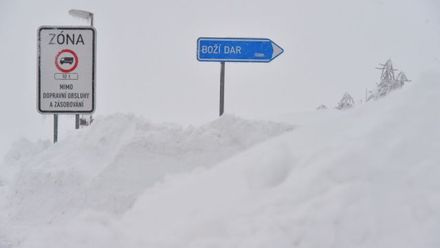 Sněhem odříznuté město. V Božím Daru jsou zapadané silnice, auta i domy