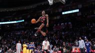 Terence Ross hraje v NBA za Toronto Raptors. Ke svému rozhodujícímu kousku si pozval malého chlapce z hlediště. Přeskočil ho a drtivě zakončil.