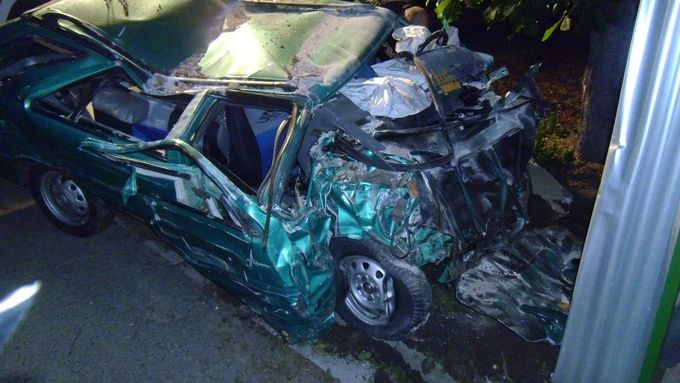 Zdemolovaný vůz po nehodě ve Valech na Pardubicku