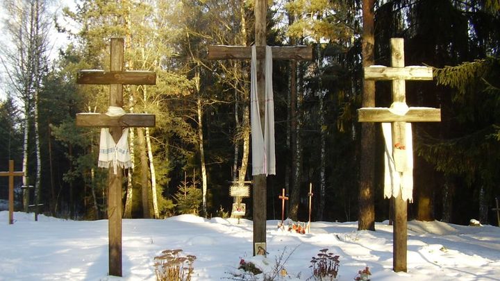Běloruské úřady odstraňují kříže z míst hromadných hrobů Stalinových obětí