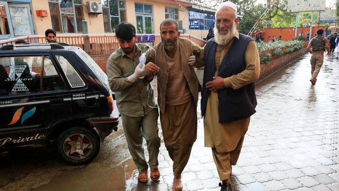 Zraněný muž po útoku v afghánské mešitě