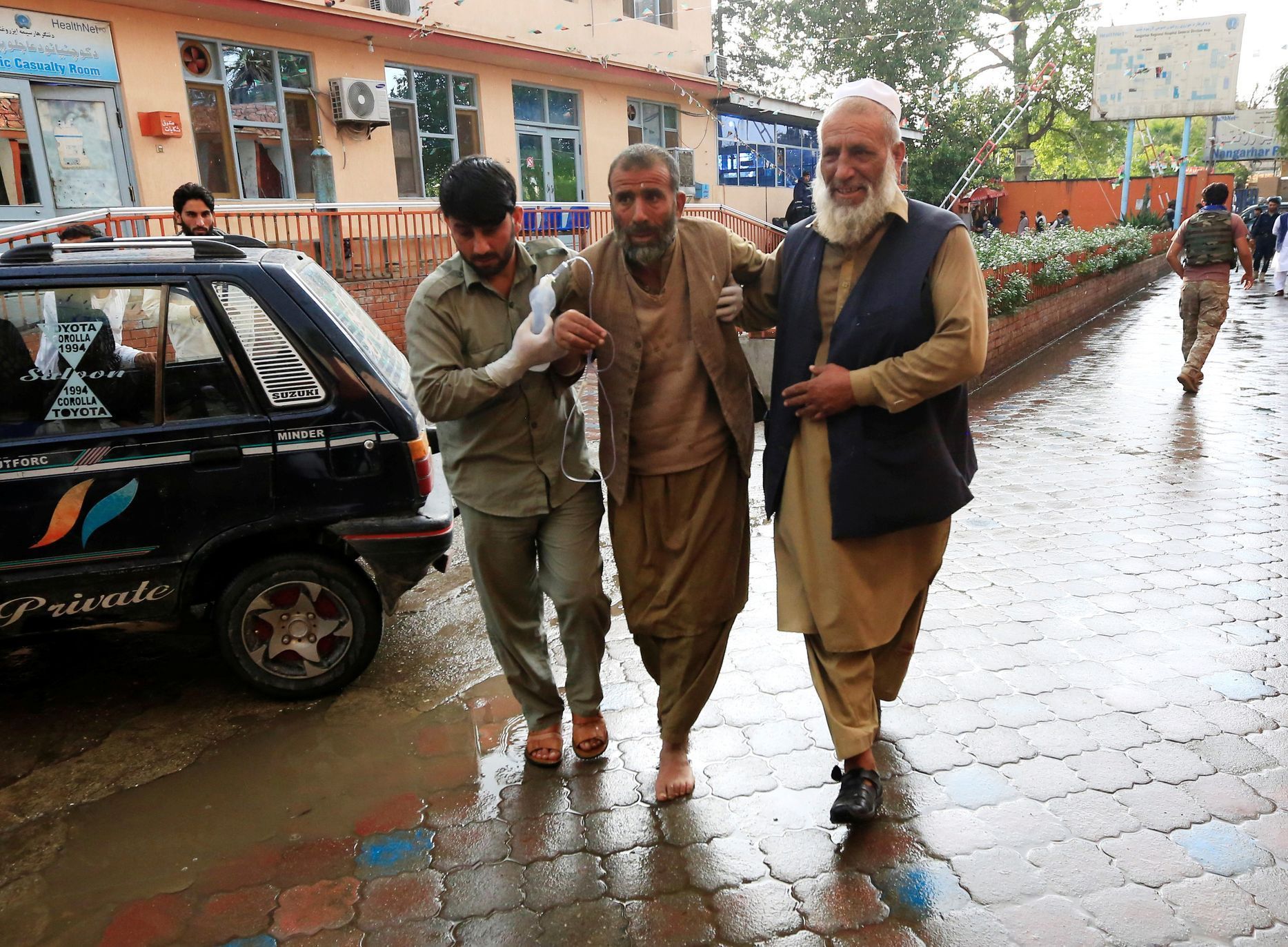 Zraněný muž po útoku v afghánské mešitě