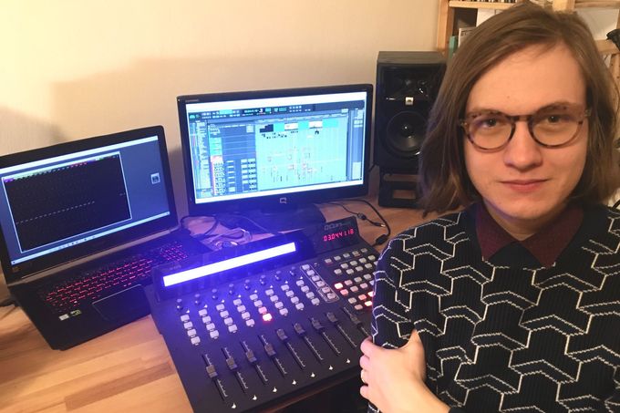 Vojtěch Cibulka, student Katedry zvukové tvorby na pražské FAMU, ve svém domácím nahrávacím "studiu".