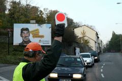 V Praze srazilo auto ženu, přecházela mimo přechod