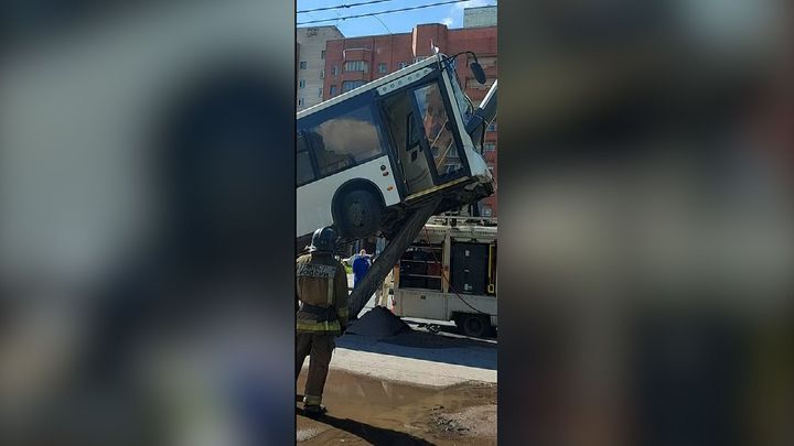 Autobus plný lidí narazil do sloupu veřejného osvětlení. Nehodu zachytila kamera; Zdroj foto: Asociated Press