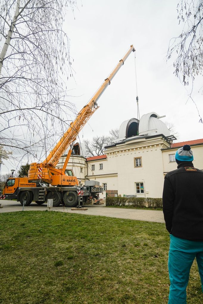 Demontování největšího dalekohledu Štefánikovy hvězdárny. Praha, 6. 4. 2022