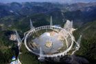 Čína přesídlila tisíce lidí. Staví obří teleskop, který má objevit mimozemskou civilizaci