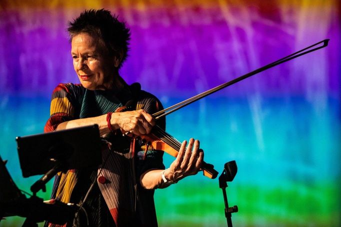 Laurie Anderson při vystoupení na italském Villa Arconati Festivalu v roce 2019.