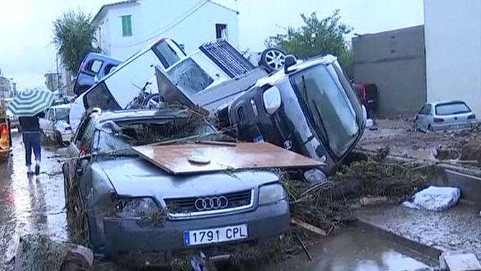 Nejméně pět lidí zemřelo a další se pohřešují po bleskových záplavách na ostrově Mallorca.