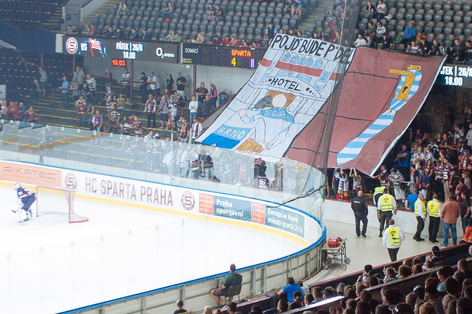 Sparta-Slovan Bratislava: hanlivý transparent fanoušků Sparty