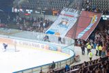 Fanoušci Sparty "vyzdobili" svůj sektor hanlivým transparentem, v němž si jedním tahem vyřídili účty s dnešním slovenským soupeřem i nenáviděnou Kometou Brno.