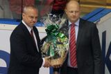 Na začátku zápasu proběhla malá slavnost, Generální sekretář Českého svazu ledního hokeje Martin Urban (vlevo) oslavil 50. narozeniny