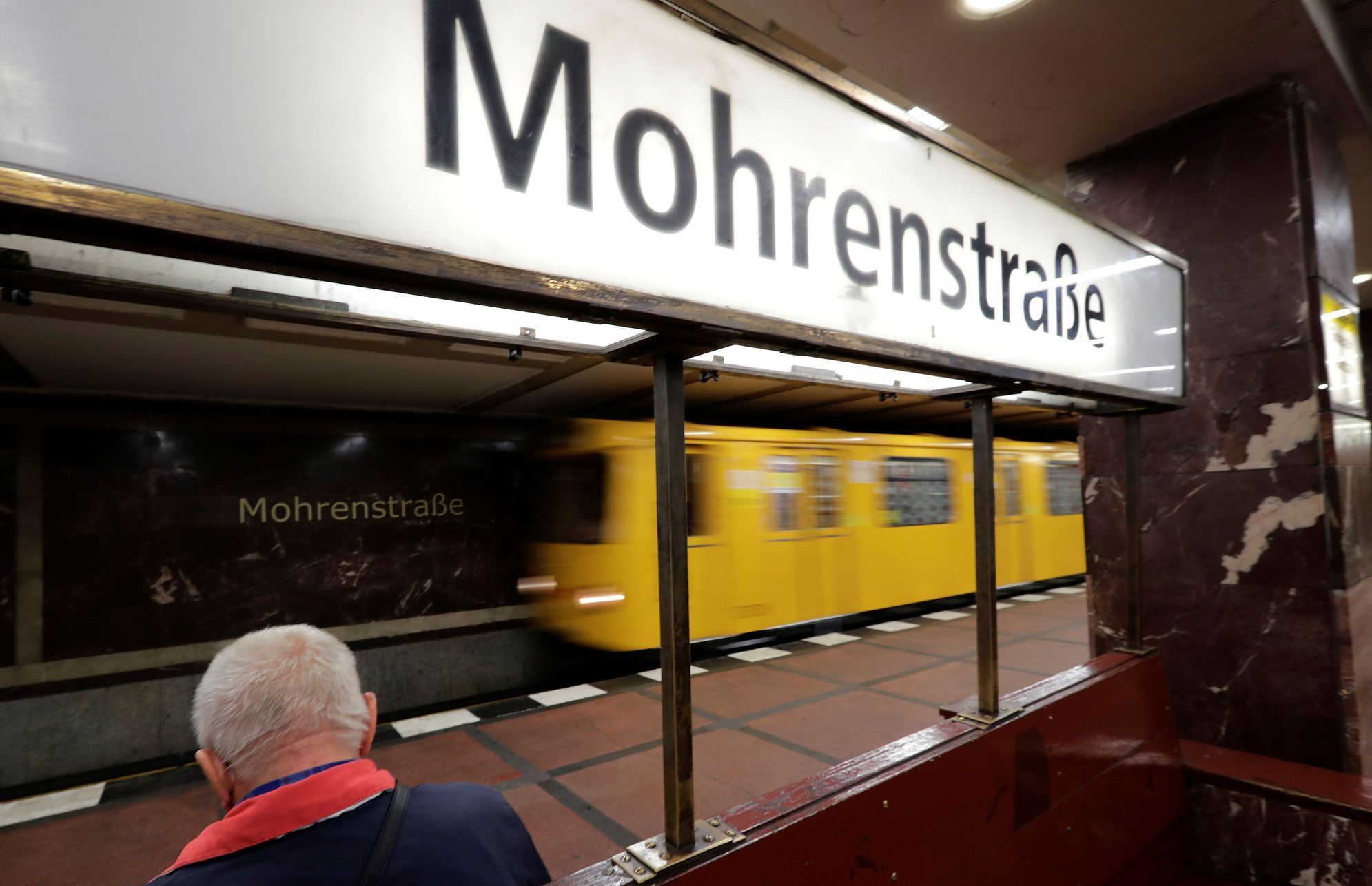 Stanice metra Mohrenstrasse v Berlíně.