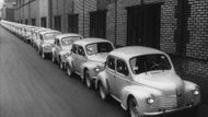 Nejprve v předsériové verzi na podzim roku 1946, v sériové o dvanáct měsíců později, představil Renault na pařížském autosalonu veřejnosti svůj nový lidový model 4CV.