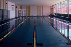 V Děčíně zavřeli bazén, zabezpečují strop plavecké haly