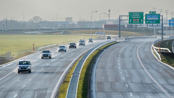 Největší letošní nový kus dálnice už je v provozu. Pokračování D11 měří 22 kilometrů; Zdroj foto: ČTK