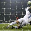 Inter Milán - Olympique Marseille (Giampaolo Pazzini proměňuje penaltu)