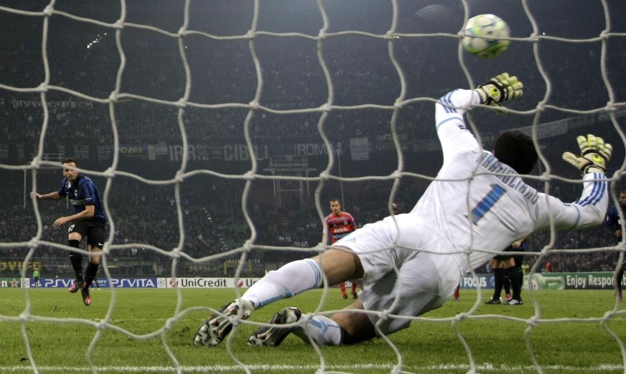Inter Milán - Olympique Marseille (Giampaolo Pazzini proměňuje penaltu)
