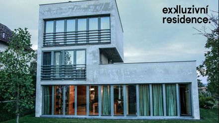 Zvenku betonový tetris, uvnitř kvalitní bydlení. To je rezidence na jihu Čech