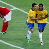 Paulinho a Hernanes slaví gól Brazílie proti Anglii