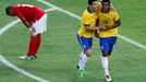 Paulinho a Hernanes slaví gól Brazílie proti Anglii v přípravném zápase na stadionu Maracaná